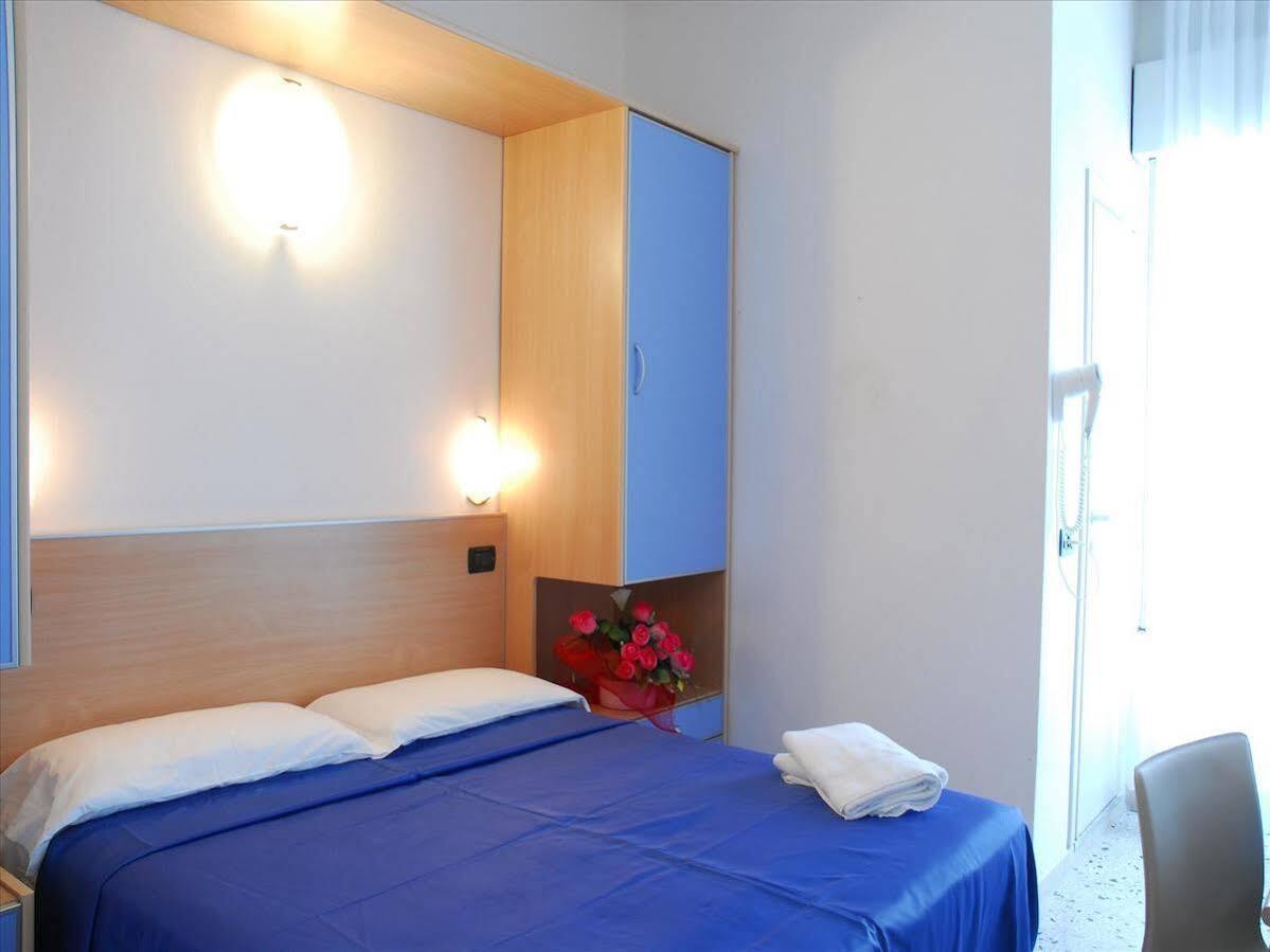 Hotel Veliero Rimini Exterior photo