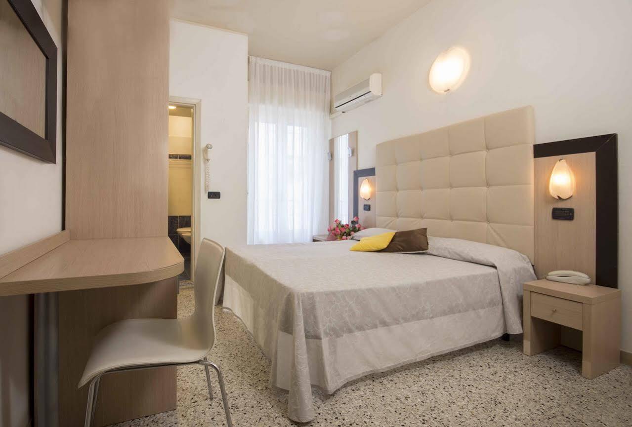 Hotel Veliero Rimini Exterior photo